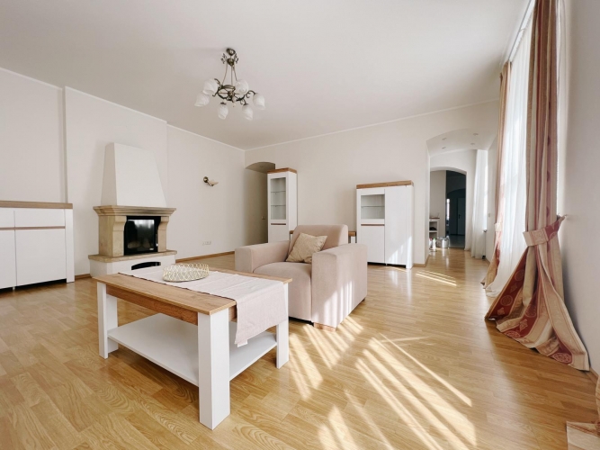 Sludinājumi. Plašs 4-istabu dzīvoklis vēstniecību rajonā. Izīrē ērtu un mājīgu dzīvokli klusajā Rīgas centrā.  Cena: 1300 EUR/mēn Foto #2