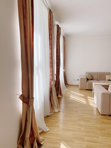 Sludinājumi. Plašs 4-istabu dzīvoklis vēstniecību rajonā. Izīrē ērtu un mājīgu dzīvokli klusajā Rīgas centrā.  Cena: 1300 EUR/mēn Foto #3