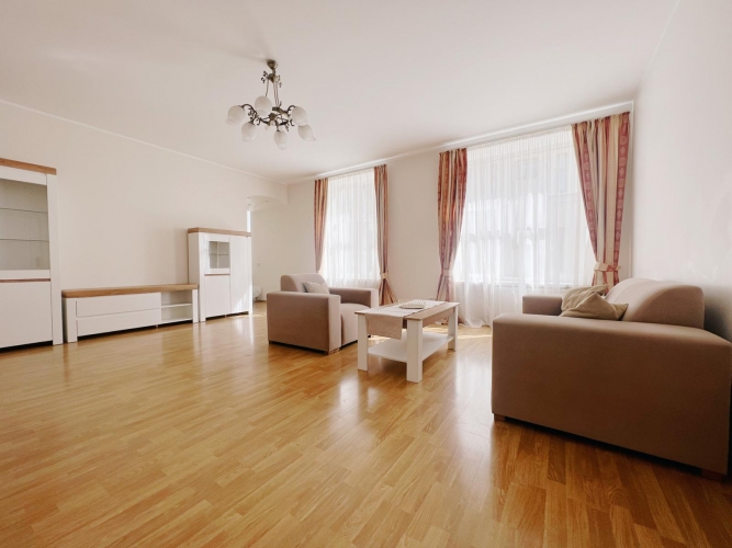 Sludinājumi. Plašs 4-istabu dzīvoklis vēstniecību rajonā. Izīrē ērtu un mājīgu dzīvokli klusajā Rīgas centrā.  Cena: 1300 EUR/mēn Foto #4