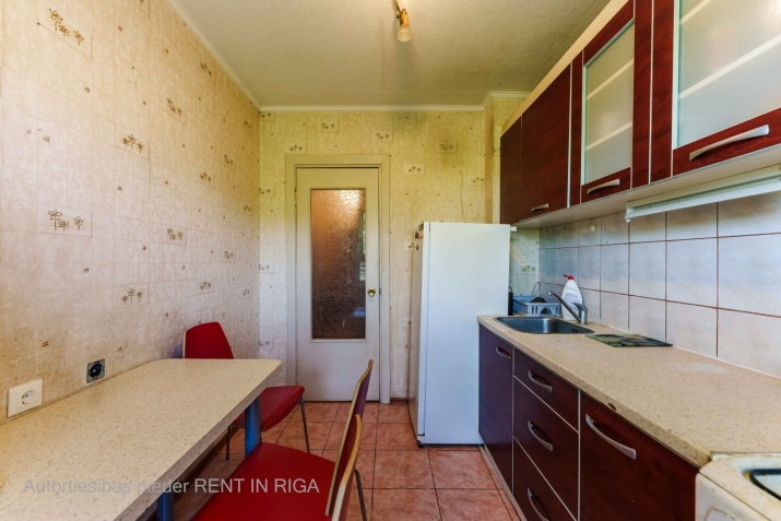 Sludinājumi. Pārdod mājīgu 2 istabu dzīvokli zaļajā un mierīgajā Āgenskalnā  Piedāvājumā gaišs un pārdomāti Cena: 53000 EUR Foto #2