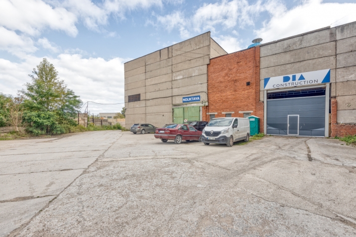 Sludinājumi. Pieejamas ražošanas/noliktavas telpas Ilzenes ielā 1B:  Trīs celtņi ar pacelšanas jaudu 3,2 t Cena: 5085 EUR/mēn Foto #1