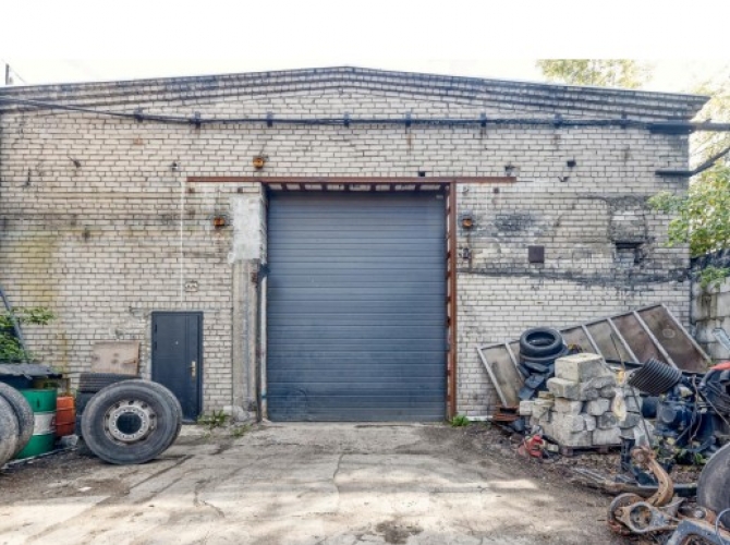 Sludinājumi. Telpas autoservisam Ilzenes ielā 1B, 450 m:  Gates 3.4 m x 4.3 m, allowing access for trucks; Cena: 1350 EUR/mēn Foto #2