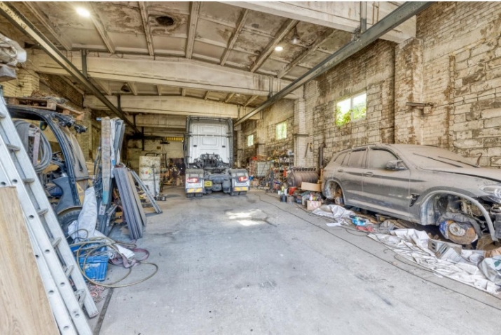 Sludinājumi. Telpas autoservisam Ilzenes ielā 1B, 450 m:  Gates 3.4 m x 4.3 m, allowing access for trucks; Cena: 1350 EUR/mēn Foto #4