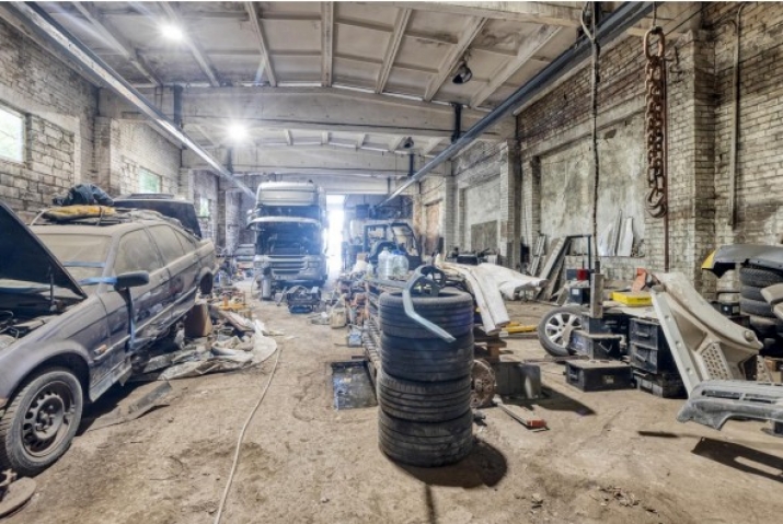 Sludinājumi. Telpas autoservisam Ilzenes ielā 1B, 450 m:  Gates 3.4 m x 4.3 m, allowing access for trucks; Cena: 1350 EUR/mēn Foto #3