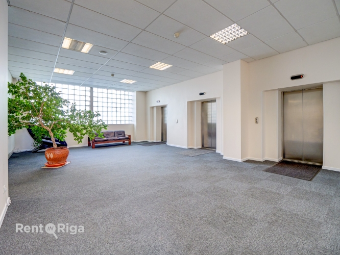 Sludinājumi. Kvalitatīvs, kompakta izmēra birojs renovētā ēkā  Ganību dambī 24D.  Birojs atrodas ēkas 7. stāvā, Cena: 165 EUR/mēn Foto #8