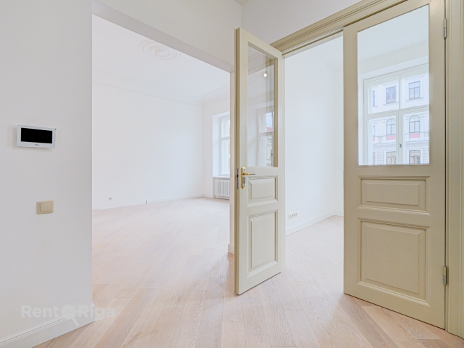 Sludinājumi. Dzīvoklis ar Elegantiem vēsturiskajiem griestiem un kamīnu!  Piedāvājumā dzīvokļi ar pilnu apdari!  Cena: 201600 EUR Foto #1