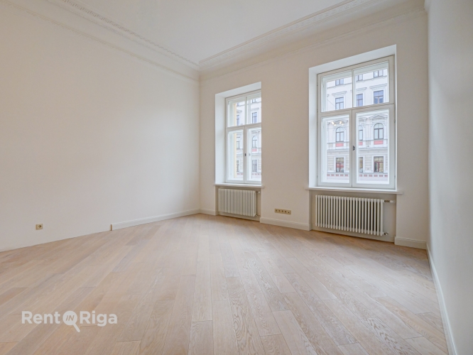 Sludinājumi. Dzīvoklis ar Elegantiem vēsturiskajiem griestiem un kamīnu!  Piedāvājumā dzīvokļi ar pilnu apdari!  Cena: 201600 EUR Foto #2