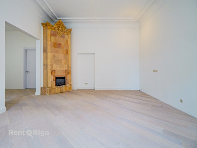 Sludinājumi. Dzīvoklis ar Elegantiem vēsturiskajiem griestiem un kamīnu!  Piedāvājumā dzīvokļi ar pilnu apdari!  Cena: 201600 EUR Foto #3