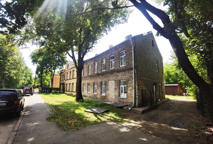 Sludinājumi. Tiek pārdots investīciju objekts Čiekurkalnā, kas sastāv no 3 ēkām, zemesgabala un 14 šķūnīšiem.   Cena: 360000 EUR Foto #2