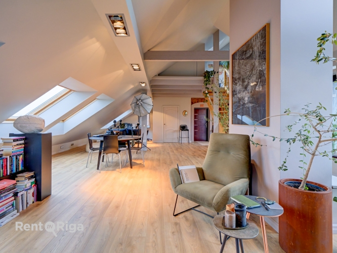 Sludinājumi. Plašs Mansarda dzīvoklis ar augstiem griestiem, plašu terasi un skatu uz Rīgas jumtiem.  Plānojums: Cena: 320000 EUR Foto #3