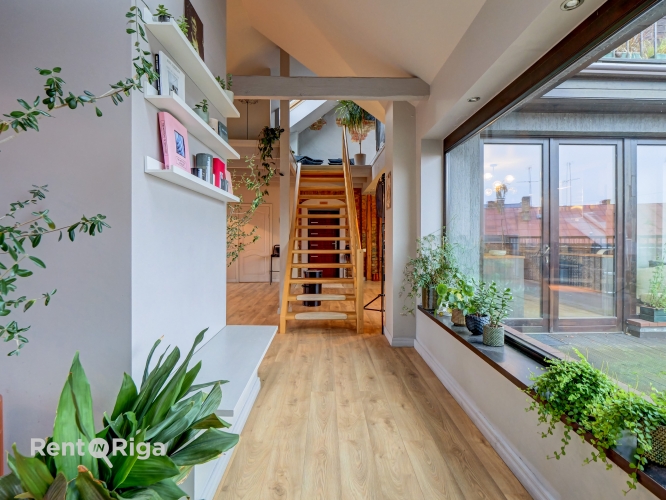 Sludinājumi. Plašs Mansarda dzīvoklis ar augstiem griestiem, plašu terasi un skatu uz Rīgas jumtiem.  Plānojums: Cena: 320000 EUR Foto #4