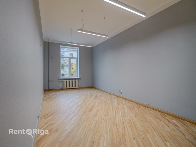 Объявление. Офис с очаровательным видом на церковь Св. Гертруды.  LED освещение, обновлено покрытие пола.  Цена: 2355 EUR/мес. Foto #8