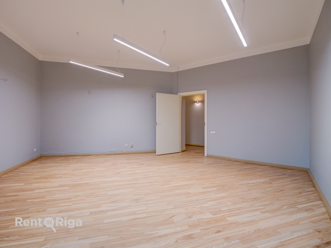 Объявление. Офис с очаровательным видом на церковь Св. Гертруды.  LED освещение, обновлено покрытие пола.  Цена: 2355 EUR/мес. Foto #9