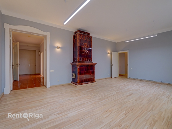 Объявление. Офис с очаровательным видом на церковь Св. Гертруды.  LED освещение, обновлено покрытие пола.  Цена: 2355 EUR/мес. Foto #6