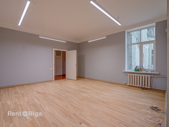 Объявление. Офис с очаровательным видом на церковь Св. Гертруды.  LED освещение, обновлено покрытие пола.  Цена: 2355 EUR/мес. Foto #7