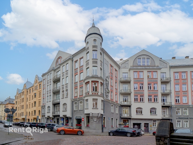 Объявление. Офис с очаровательным видом на церковь Св. Гертруды.  LED освещение, обновлено покрытие пола.  Цена: 2355 EUR/мес. Foto #1