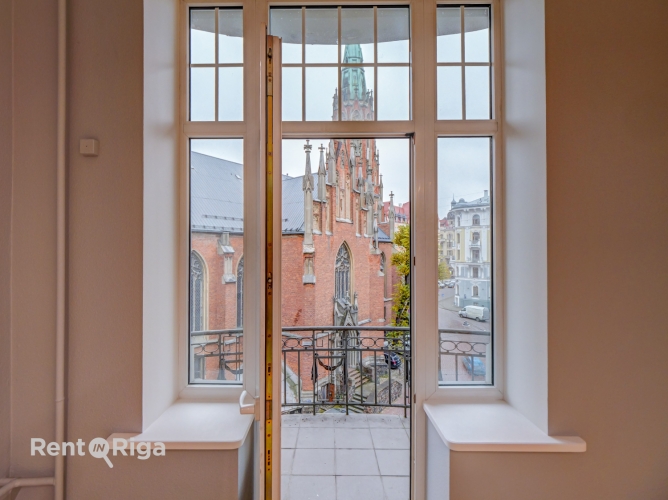 Объявление. Офис с очаровательным видом на церковь Св. Гертруды.  LED освещение, обновлено покрытие пола.  Цена: 2355 EUR/мес. Foto #2