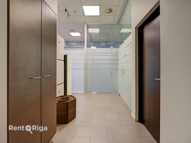 Sludinājumi. Iznomā biroja telpas Muitas un Citadeles ielu krustojumā, 1. stāvā, ar atsevišķu ieeju.  Platība Cena: 2059 EUR/mēn Foto #2