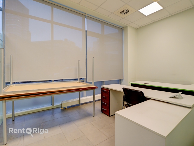 Sludinājumi. Iznomā biroja telpas Muitas un Citadeles ielu krustojumā, 1. stāvā, ar atsevišķu ieeju.  Platība Cena: 2059 EUR/mēn Foto #3