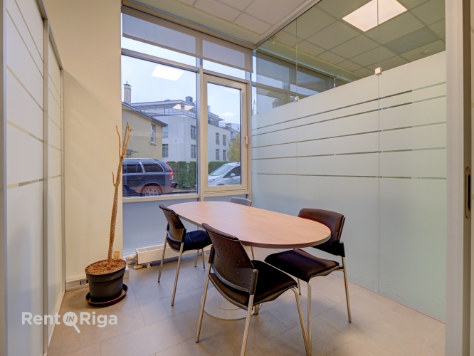 Sludinājumi. Iznomā biroja telpas Muitas un Citadeles ielu krustojumā, 1. stāvā, ar atsevišķu ieeju.  Platība Cena: 2059 EUR/mēn Foto #4
