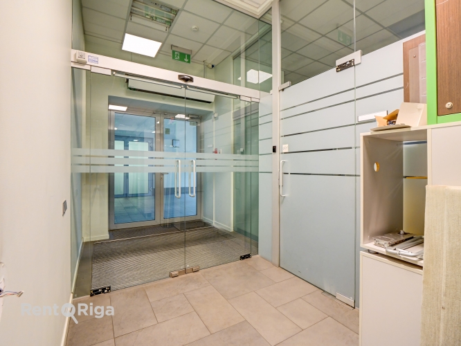 Sludinājumi. Iznomā biroja telpas Muitas un Citadeles ielu krustojumā, 1. stāvā, ar atsevišķu ieeju.  Platība Cena: 2059 EUR/mēn Foto #6