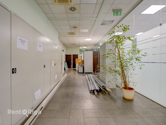 Sludinājumi. Iznomā biroja telpas Muitas un Citadeles ielu krustojumā, 1. stāvā, ar atsevišķu ieeju.  Platība Cena: 2059 EUR/mēn Foto #7