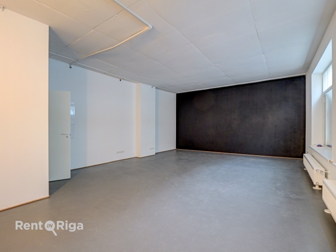 Sludinājumi. Pārdošanā komerctelpas fasādes mājā!  Piedāvājumā 1. stāva komerctelpas! Objekts atrodās klusajā Cena: 68000 EUR Foto #2