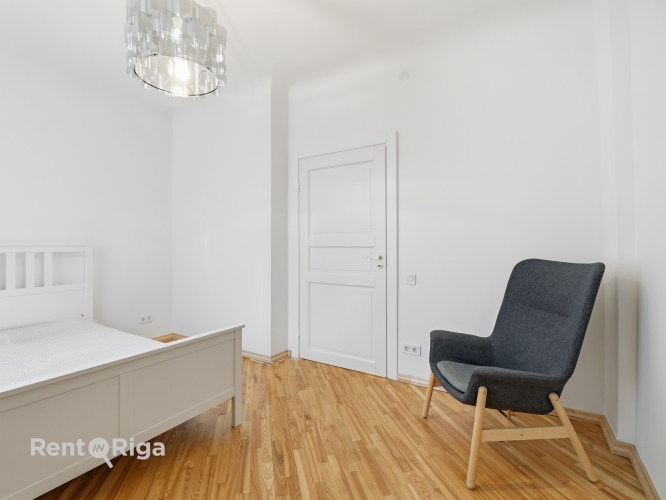 Sludinājumi. 4 istabu dzīvoklis ar skatu uz parku Rīgas centrā.  Tiek izīrēts mājīgs un gaišs četru istabu Cena: 1200 EUR/mēn Foto #3