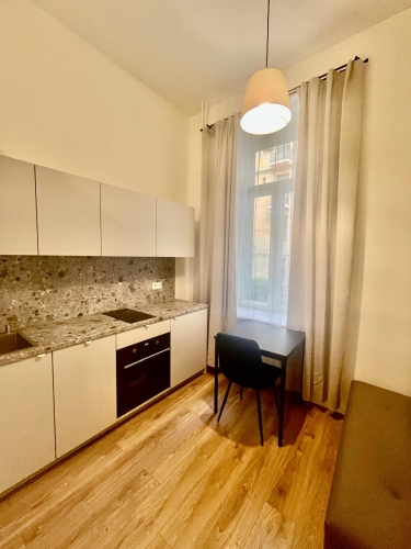 Sludinājumi. Ilgtermiņa īrei pieejams mūsdienīgs un līdz detaļām pārdomāts studio tipa dzīvoklis Skolas ielā 13 Cena: 400 EUR/mēn Foto #1