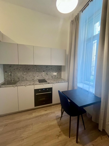 Sludinājumi. Ilgtermiņa īrei pieejams mūsdienīgs un līdz detaļām pārdomāts studio tipa dzīvoklis Skolas ielā 13 Cena: 400 EUR/mēn Foto #3