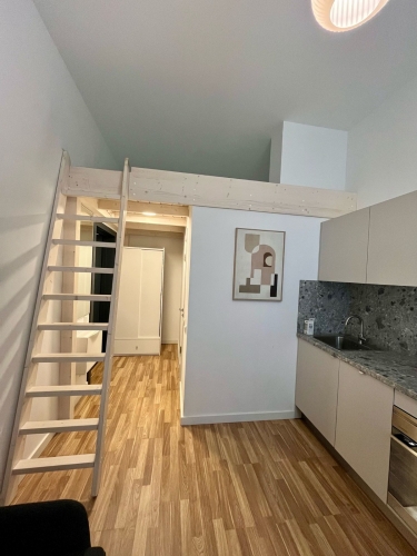 Sludinājumi. Ilgtermiņa īrei pieejams mūsdienīgs un līdz detaļām pārdomāts studio tipa dzīvoklis Skolas ielā 13 Cena: 450 EUR/mēn Foto #1