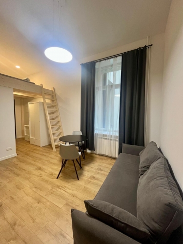 Sludinājumi. Ilgtermiņa īrei pieejams mūsdienīgs un līdz detaļām pārdomāts studio tipa dzīvoklis Skolas ielā 13 Cena: 510 EUR/mēn Foto #1