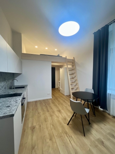 Sludinājumi. Ilgtermiņa īrei pieejams mūsdienīgs un līdz detaļām pārdomāts studio tipa dzīvoklis Skolas ielā 13 Cena: 510 EUR/mēn Foto #3