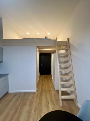 Sludinājumi. Ilgtermiņa īrei pieejams mūsdienīgs un līdz detaļām pārdomāts studio tipa dzīvoklis Skolas ielā 13 Cena: 510 EUR/mēn Foto #4