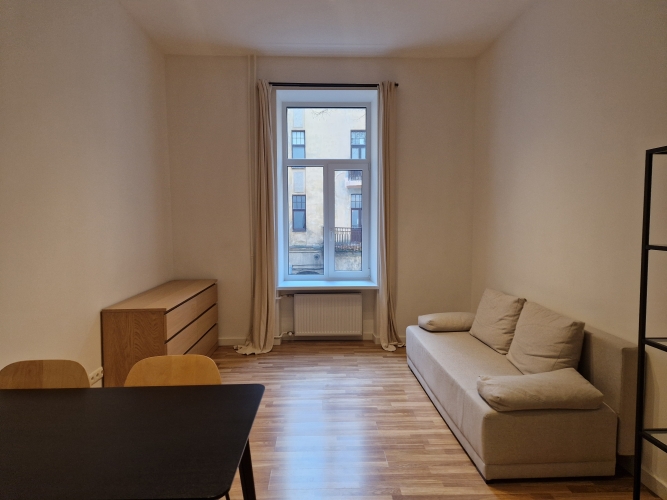 Sludinājumi. Izīrē 3-istabu dzīvokli, 52 m2 platībā Skolas ielā 13, Rīgā.  Dzīvokļa plānojums sastāv no 2 Cena: 690 EUR/mēn Foto #3