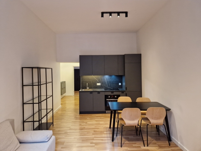 Sludinājumi. Izīrē 3-istabu dzīvokli, 52 m2 platībā Skolas ielā 13, Rīgā.  Dzīvokļa plānojums sastāv no 2 Cena: 690 EUR/mēn Foto #1