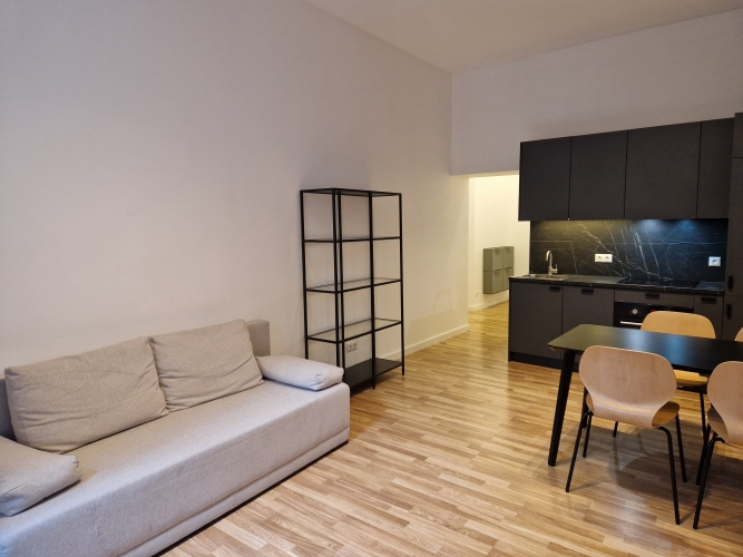 Sludinājumi. Izīrē 3-istabu dzīvokli, 52 m2 platībā Skolas ielā 13, Rīgā.  Dzīvokļa plānojums sastāv no 2 Cena: 690 EUR/mēn Foto #2