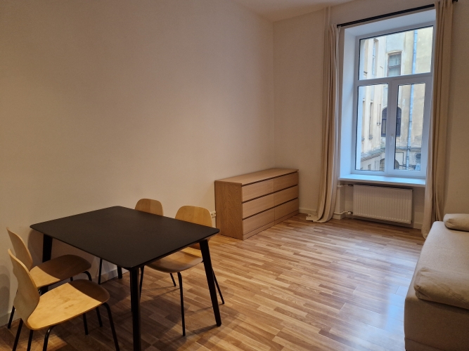 Sludinājumi. Izīrē 3-istabu dzīvokli, 52 m2 platībā Skolas ielā 13, Rīgā.  Dzīvokļa plānojums sastāv no 2 Cena: 690 EUR/mēn Foto #4