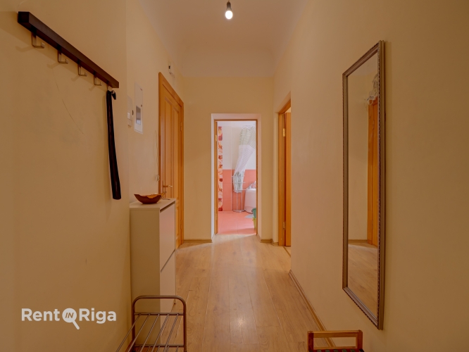 Sludinājumi. Izīrē plašu 4 istabu dzīvokli Rīgas centrā!  Dzīvokļa plānojums ir ērts un funkcionāls  tajā ir 3 Cena: 890 EUR/mēn Foto #3