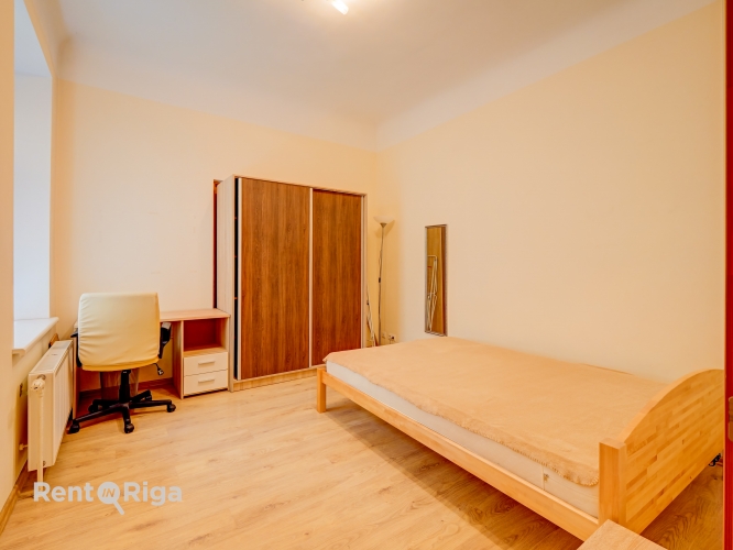 Sludinājumi. Izīrē plašu 4 istabu dzīvokli Rīgas centrā!  Dzīvokļa plānojums ir ērts un funkcionāls  tajā ir 3 Cena: 890 EUR/mēn Foto #5