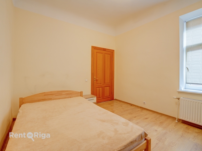 Sludinājumi. Izīrē plašu 4 istabu dzīvokli Rīgas centrā!  Dzīvokļa plānojums ir ērts un funkcionāls  tajā ir 3 Cena: 890 EUR/mēn Foto #6