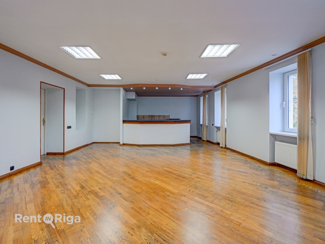 Sludinājumi. Atvērtā tipa birojs kopā ar savu virtuvi.  Piedāvājam nomai ērtu un funkcionālu biroja telpu 55 m Cena: 275 EUR/mēn Foto #1