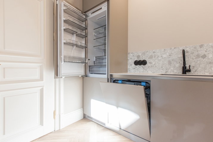 Sludinājumi. Ekskluzīvs, pilnībā atjaunots dzīvoklis pie Vērmanes dārza  Dzīvoklis (4. stāvs): - Plašs koridors, Cena: 1150 EUR/mēn Foto #5