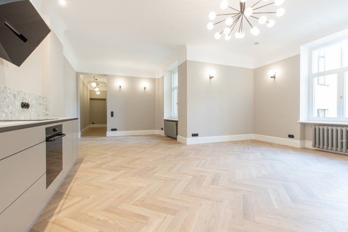 Sludinājumi. Ekskluzīvs, pilnībā atjaunots dzīvoklis pie Vērmanes dārza  Dzīvoklis (4. stāvs): - Plašs koridors, Cena: 1150 EUR/mēn Foto #1