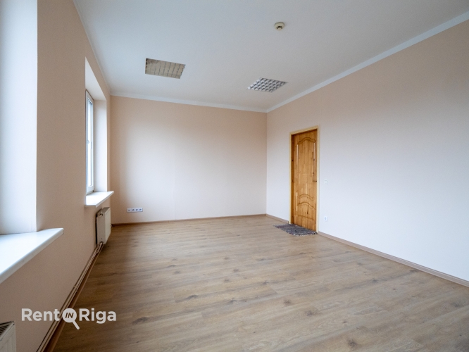 Sludinājumi. Trīs stāvu biroja ēkā Ganību dambī ir pieejami ofisi uz nomu. Ofisa ēkā ir tīra un sakopta Cena: 109 EUR/mēn Foto #2