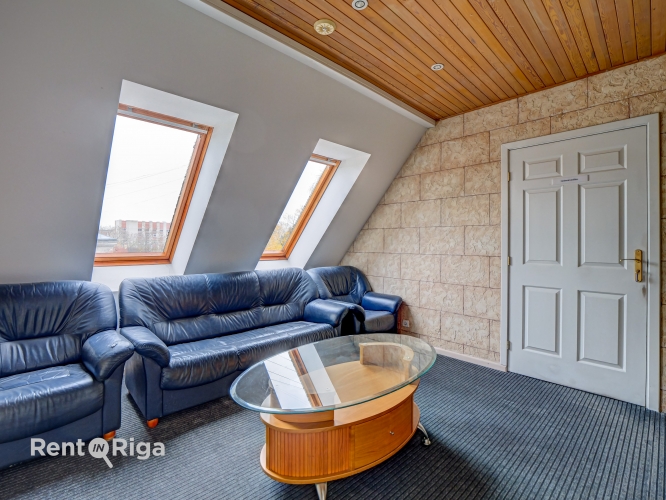 Sludinājumi. Birojs ceturtajā stāvā ar diviem atsevišķiem kabinetiem un priekštelpu.  Piedāvājam nomai ērtu un Cena: 479 EUR/mēn Foto #6