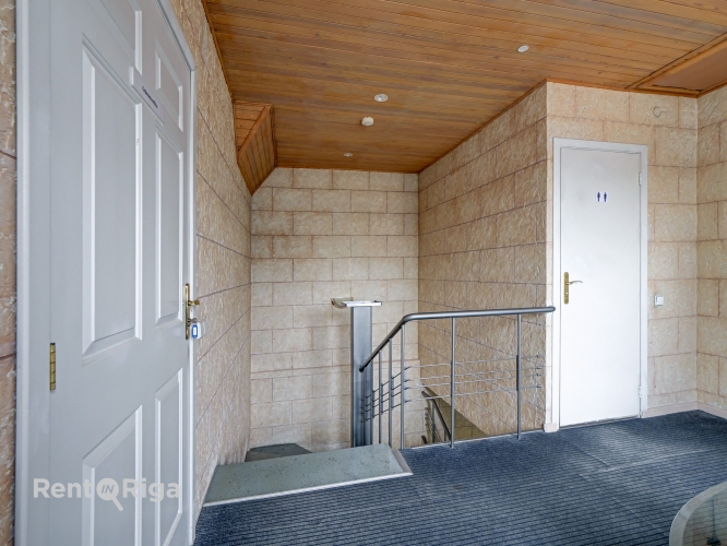 Sludinājumi. Birojs ceturtajā stāvā ar diviem atsevišķiem kabinetiem un priekštelpu.  Piedāvājam nomai ērtu un Cena: 479 EUR/mēn Foto #8