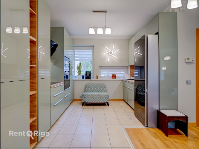 Sludinājumi. Renovēta, kvalitatīvi un gaumīgi iekārtota divstāvu rindu māja Ogres centrā.  Māja būvēta 2005. Cena: 350000 EUR Foto #2