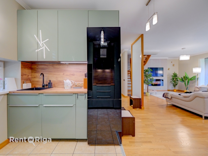 Sludinājumi. Renovēta, kvalitatīvi un gaumīgi iekārtota divstāvu rindu māja Ogres centrā.  Māja būvēta 2005. Cena: 350000 EUR Foto #3