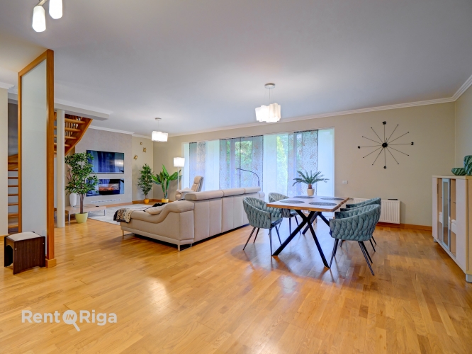 Sludinājumi. Renovēta, kvalitatīvi un gaumīgi iekārtota divstāvu rindu māja Ogres centrā.  Māja būvēta 2005. Cena: 350000 EUR Foto #4